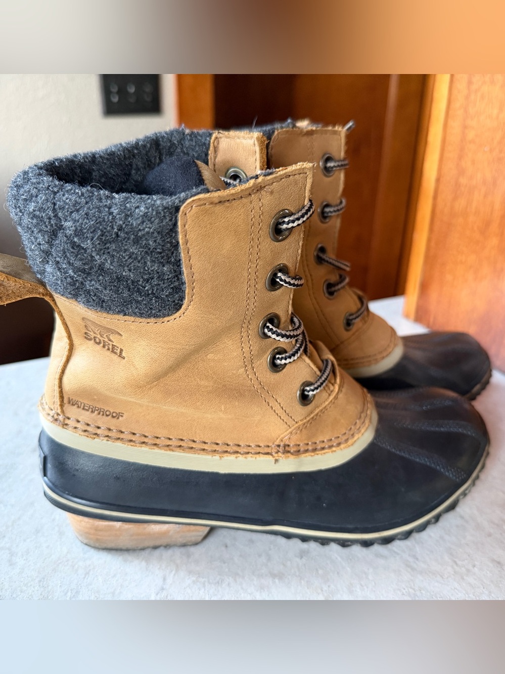 Sorel Two-Tone Lace-Up Duck Boots in Tan, Black & Charcoal. Ladies size 8.